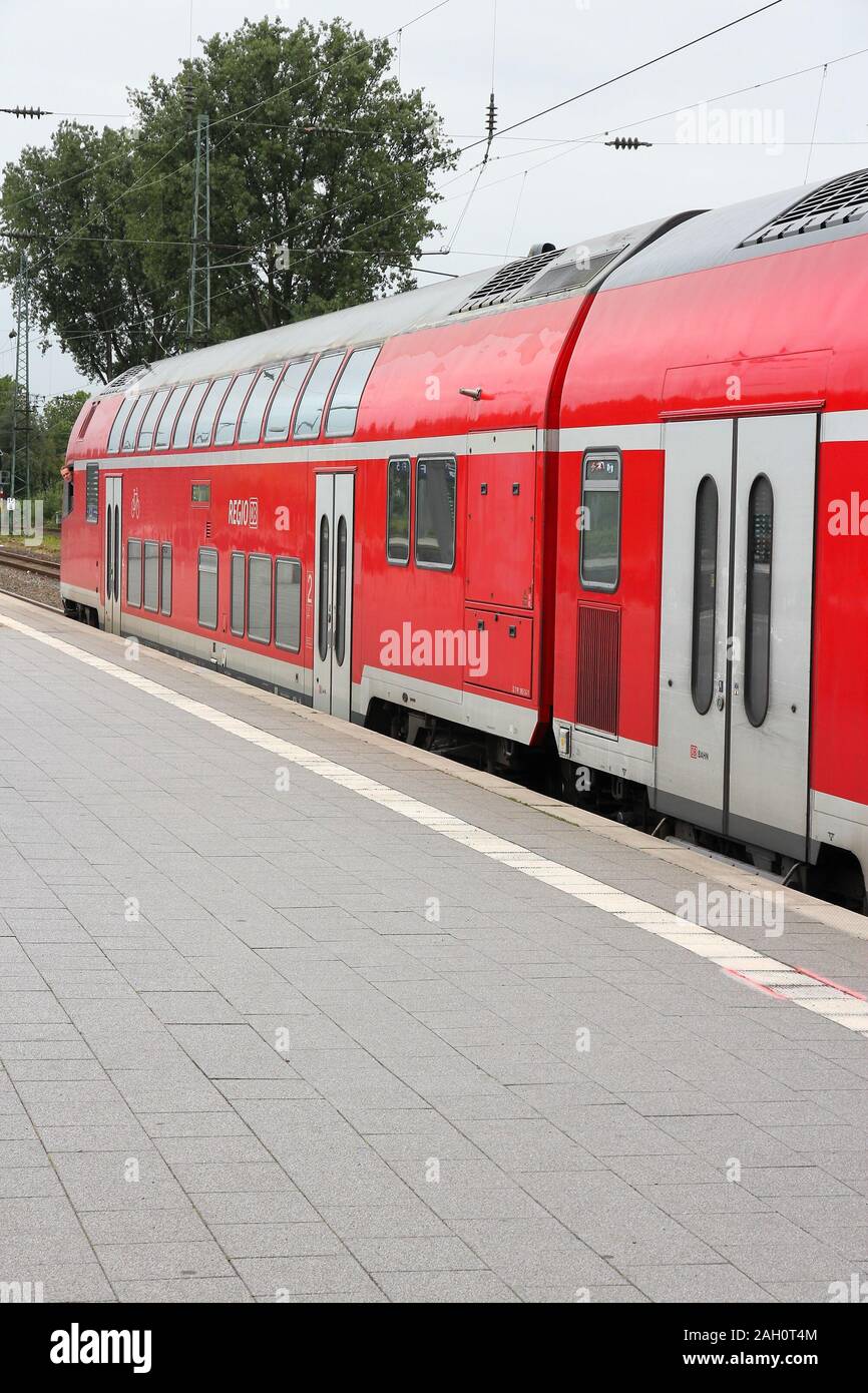 BOCHUM, Germania - 16 luglio 2012: DB Regio treno della Deutsche Bahn a Bochum, Germania. DB impiega 276 mila persone e aveva 34,4 miliardi di euro i ricavi Foto Stock