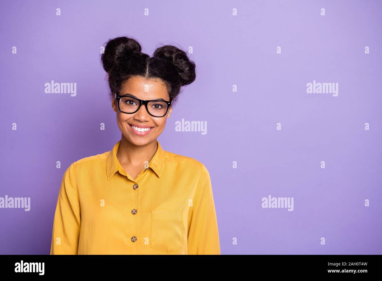 Primo piano di business sorprendente di pelle scura raggiante signora sorridente pronto per lo studio di processo specifiche di usura giallo shirt viola isolato colore di sfondo Foto Stock