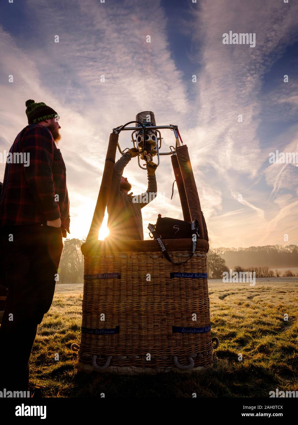 Una mongolfiera di essere preparato per il volo su un soleggiato frosty mattina in East Sussex, Regno Unito Foto Stock