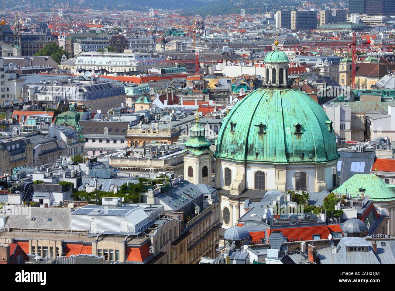 Vienna, Austria - Vista aerea della Città Vecchia con la Chiesa di San Pietro (Peterskirche). UNESCO - Sito Patrimonio dell'umanità. Foto Stock