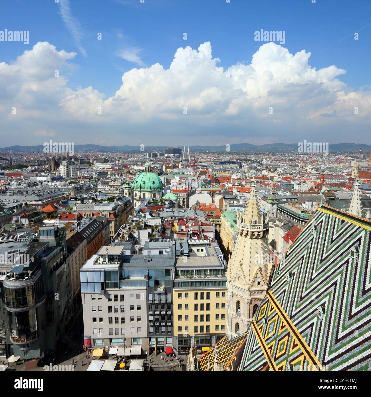Vienna, Austria - Vista aerea della cattedrale e la Città Vecchia, un sito Patrimonio Mondiale dell'UNESCO. Composizione quadrata. Foto Stock