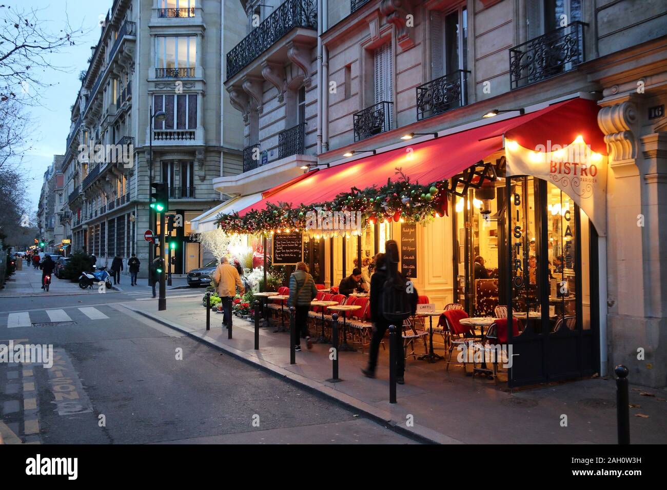Parigi, Francia - 10 dicembre 2019: tipico ristorante locale nel settimo Arrondissement di Parigi, Francia. Parigi è la città più grande di Francia, con 12,5 mil Foto Stock