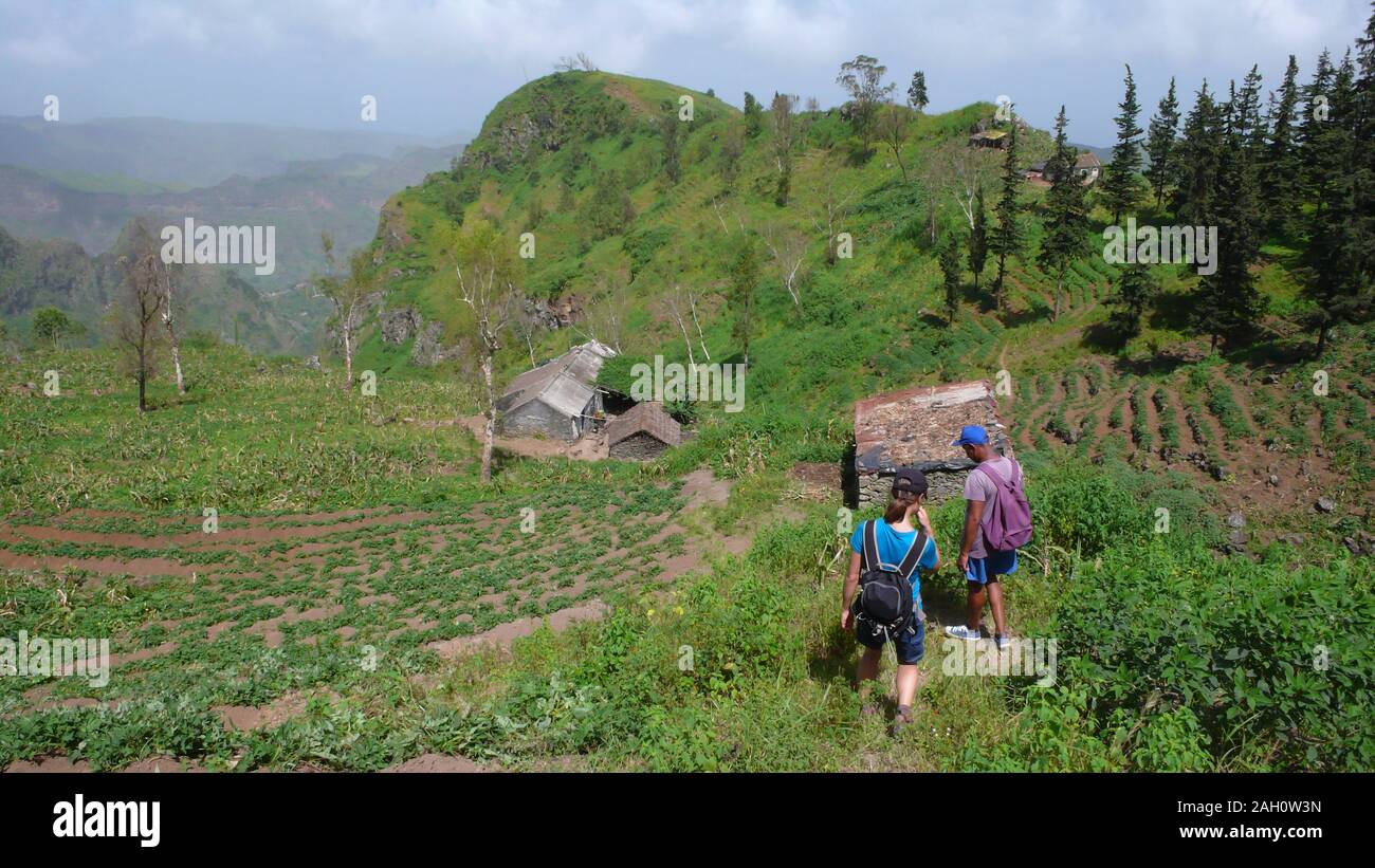 Santiago / Capo Verde - 11. Novembre, 2019: una guida client e escursioni nella giungla e paesaggio di montagna nelle isole di Capo Verde Foto Stock