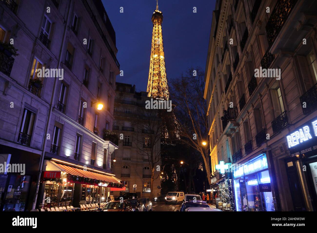 Parigi, Francia - 10 dicembre 2019: Serata street view nel settimo Arrondissement di Parigi, Francia. Parigi è la città più grande di Francia, con 12,5 milioni di Foto Stock