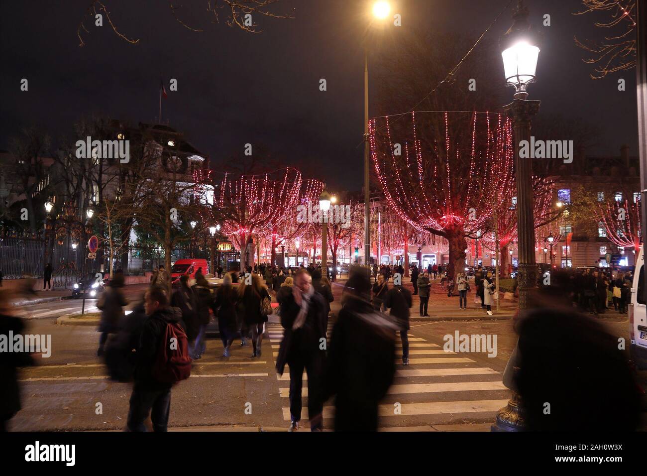 Parigi, Francia - 10 dicembre 2019: Natale decorazioni in Avenue Champs Elysees di Parigi, Francia. Parigi è la città più grande di Francia, con 12,5 mil Foto Stock