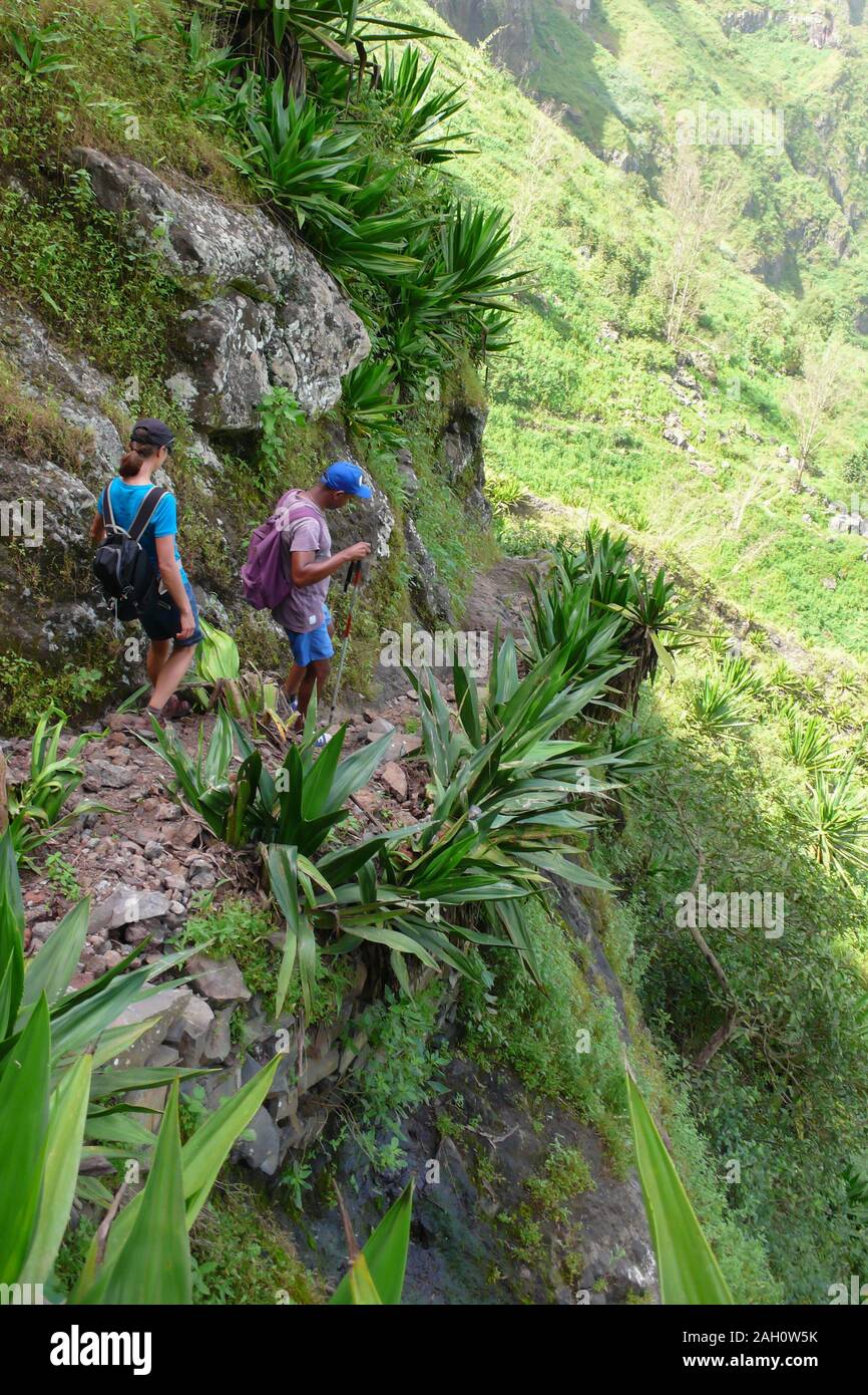 Santiago / Capo Verde - 11. Novembre, 2019: una guida client e escursioni nella giungla e paesaggio di montagna nelle isole di Capo Verde Foto Stock