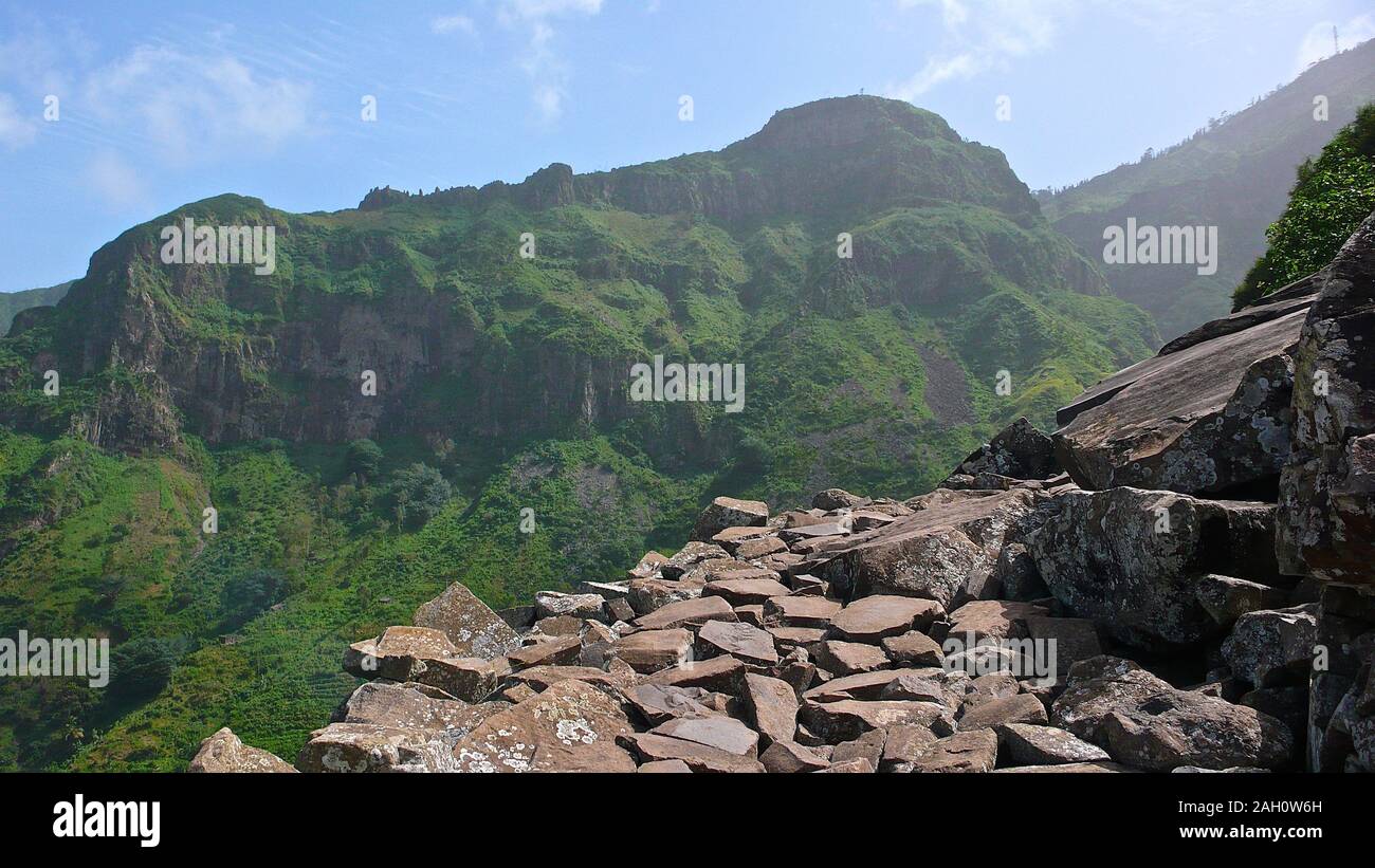 Un sentiero escursionistico e giungla e paesaggio di montagna nelle isole di Capo Verde Foto Stock