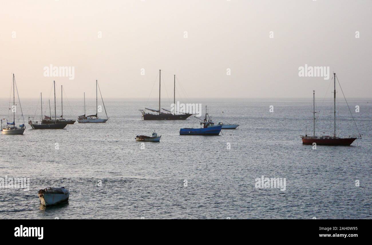 Punto di vista di molte barche a vela ancorata nel porto di Tarrafal nelle isole di Capo Verde Foto Stock