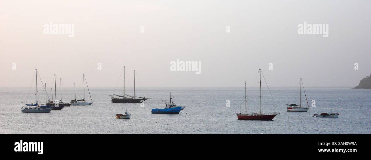 Punto di vista di molte barche a vela ancorata nel porto di Tarrafal nelle isole di Capo Verde Foto Stock