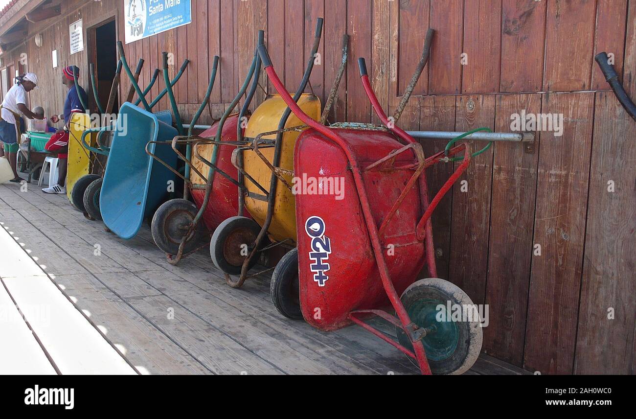 Santa Maria, Sal / Capo Verde: 19. Novembre, 2019: close up carriole colorati utilizzati per il trasporto di pesci nel porto di Santa Maria in Capo Verde Foto Stock