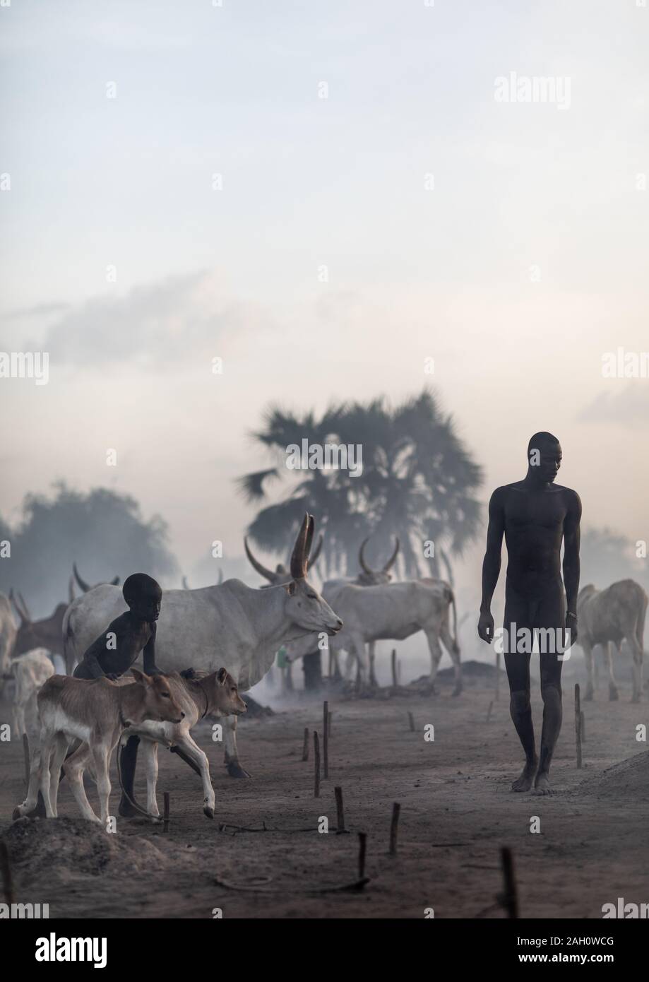 Tribù Mundari persone al fumo del falò utilizzata per respingere le zanzare, Equatoria centrale, Terekeka, sud Sudan Foto Stock