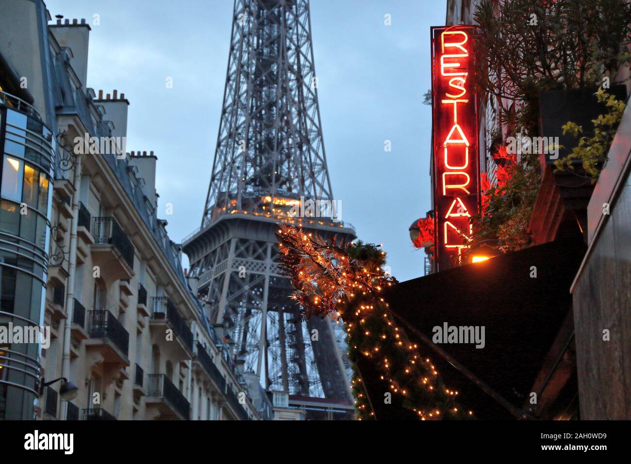 Parigi VII Arrondissement vista della città di sera. Ristorante insegna al neon. Foto Stock