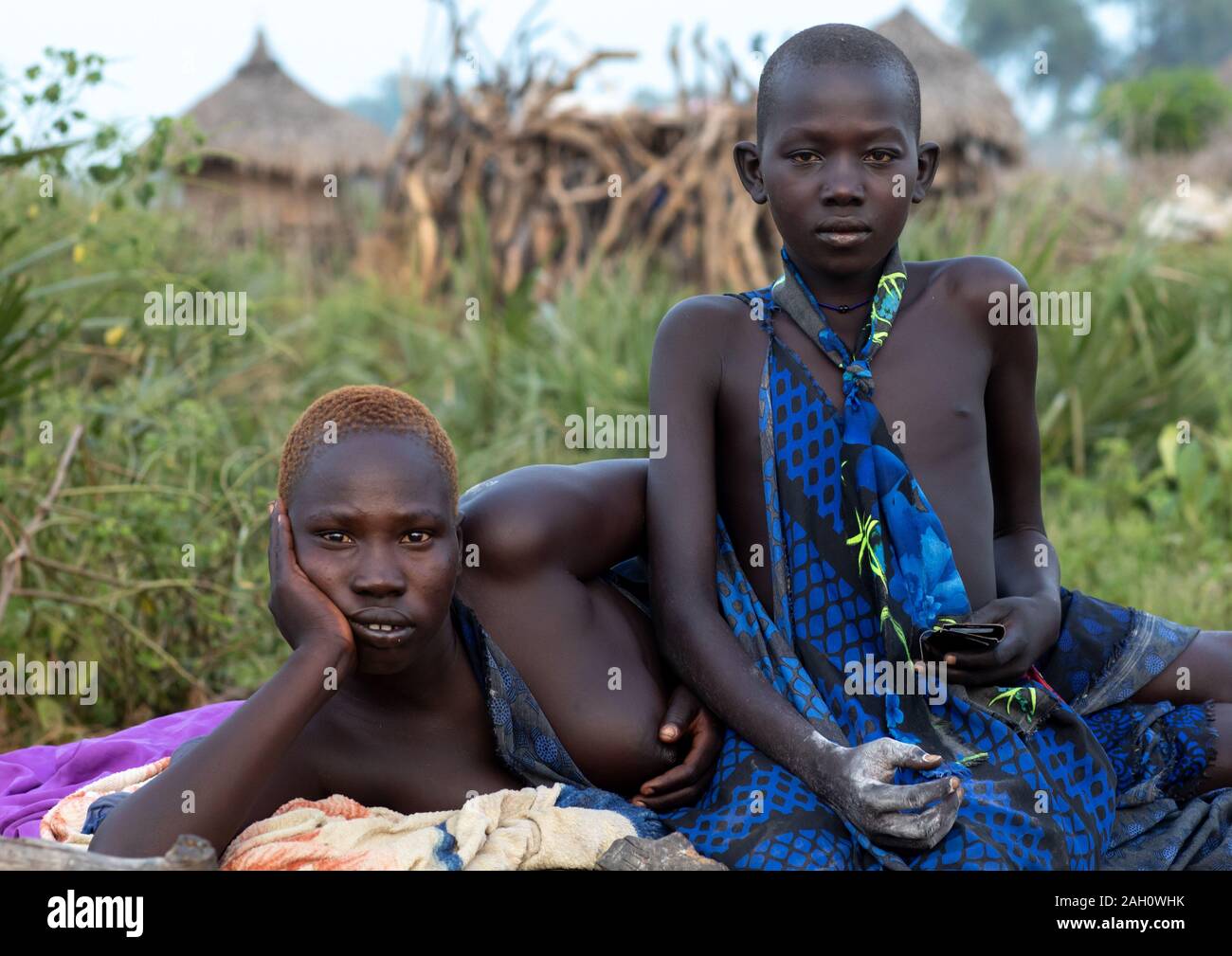 Ritratto di una tribù Mundari donne appoggiato su un letto di Equatoria centrale, Terekeka, sud Sudan Foto Stock