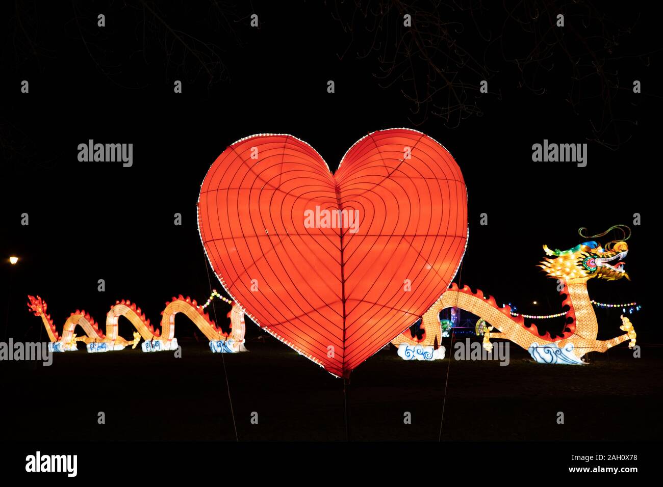 Varsavia, Polonia - 16 dicembre 2019: cuore rosso e dragon illuminazione notturna al cinese Light Festival Foto Stock
