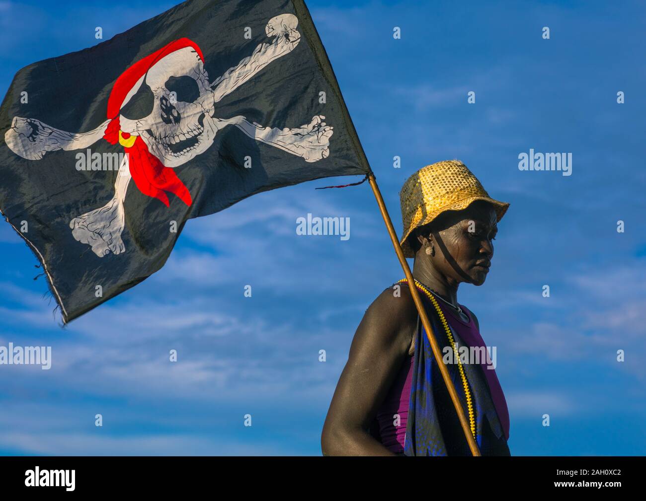 Tribù Mundari donna con una bandiera pirata durante la celebrazione di un matrimonio di Equatoria centrale, Terekeka, sud Sudan Foto Stock