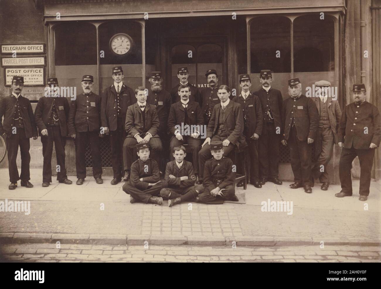 Archivio storico immagine del personale di posta dell'oggetto Criteri di gruppo al di fuori di Chipping Norton Post Office, Oxfordshire c1900s Foto Stock