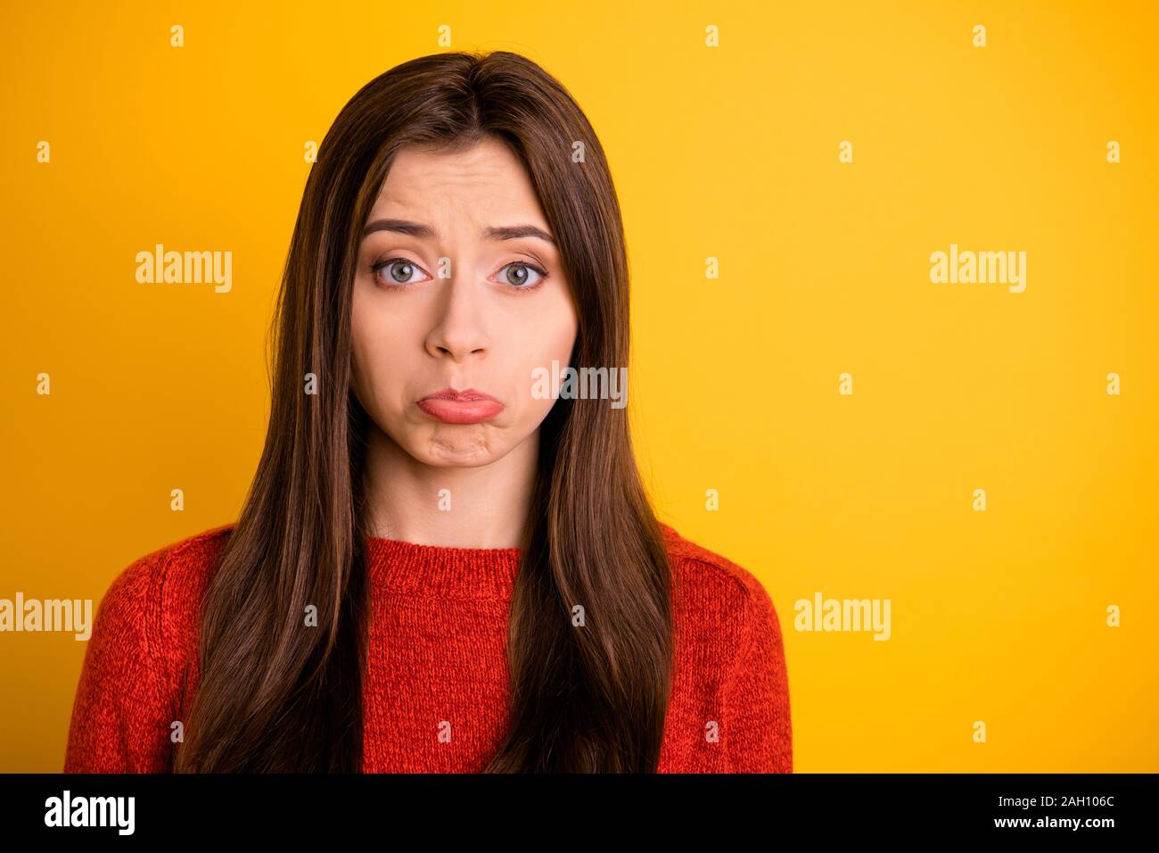 Close up foto di deluso sconvolto ragazza sono in disaccordo con il suo fidanzato sentirsi colpevole spiacenti grido indossare pullover rosso isolate su colore giallo Foto Stock