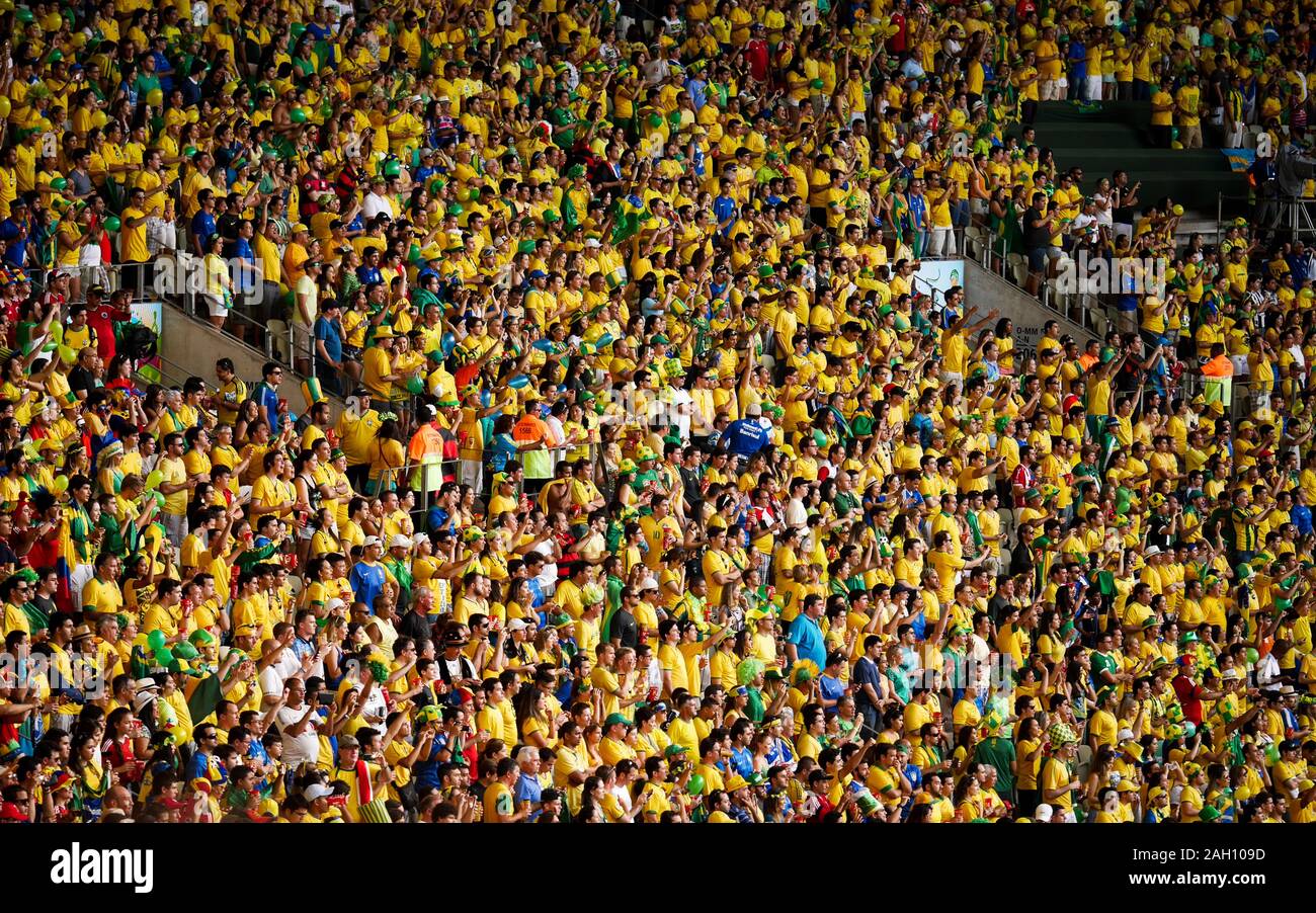 Il brasiliano gli appassionati di calcio a guardare una partita di calcio internazionale a Fortaleza, Brasile, durante la Coppa del Mondo 2014. Foto Stock