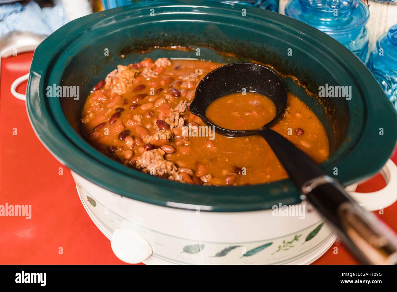 Una pentola di peperoncino in casa pronto per servire per la famiglia Foto Stock