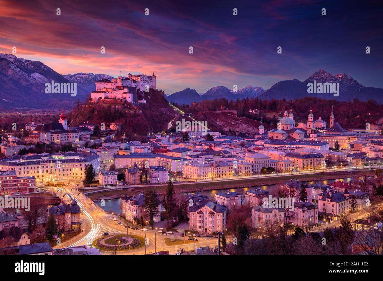Salisburgo, Austria. Cityscape immagine di Salisburgo, in Austria con la Fortezza Hohensalzburg durante la bella stagione invernale sunrise. Foto Stock