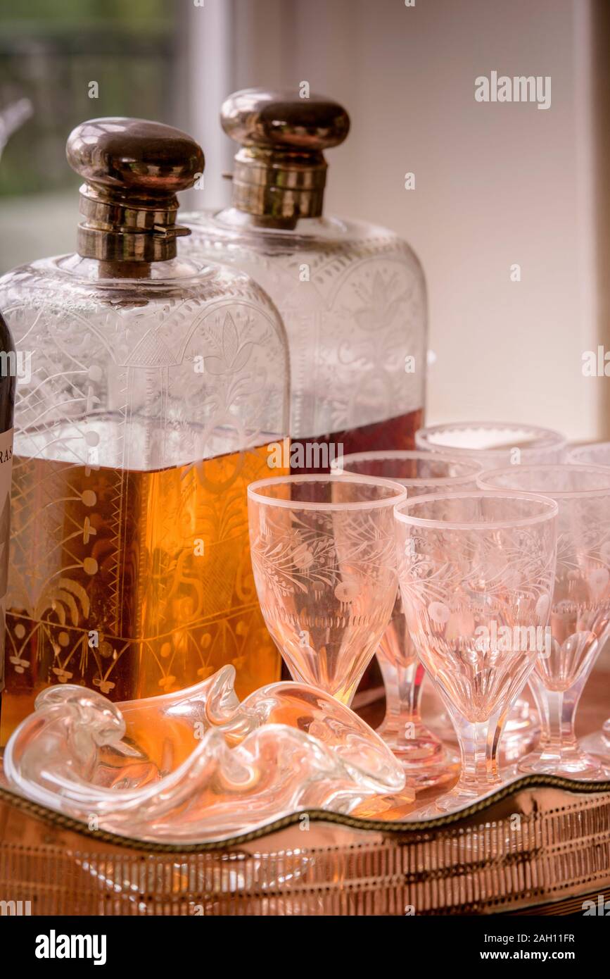 Un vassoio di bicchieri e decantatori. Foto Stock