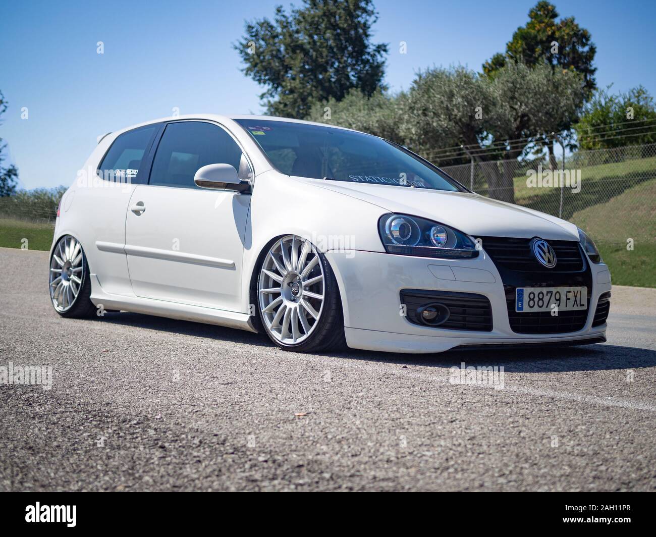 MONTMELO, SPAGNA-Settembre 29, 2019: Volkswagen Golf MK5 (Golf V) 3 porte hatchback lowrider Foto Stock