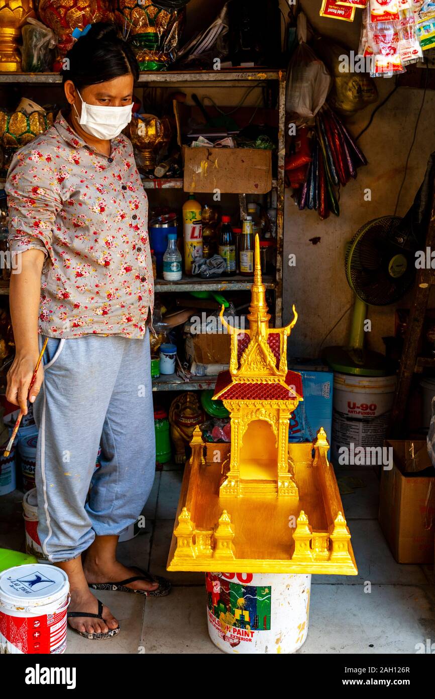 Una donna pittura una miniatura del tempio buddista, il Buddha Prayuvong fabbriche, Phnom Penh Cambogia. Foto Stock