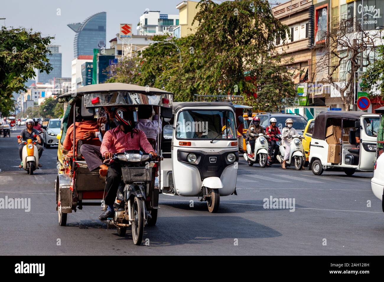 Una strada trafficata in Phnom Penh Cambogia. Foto Stock