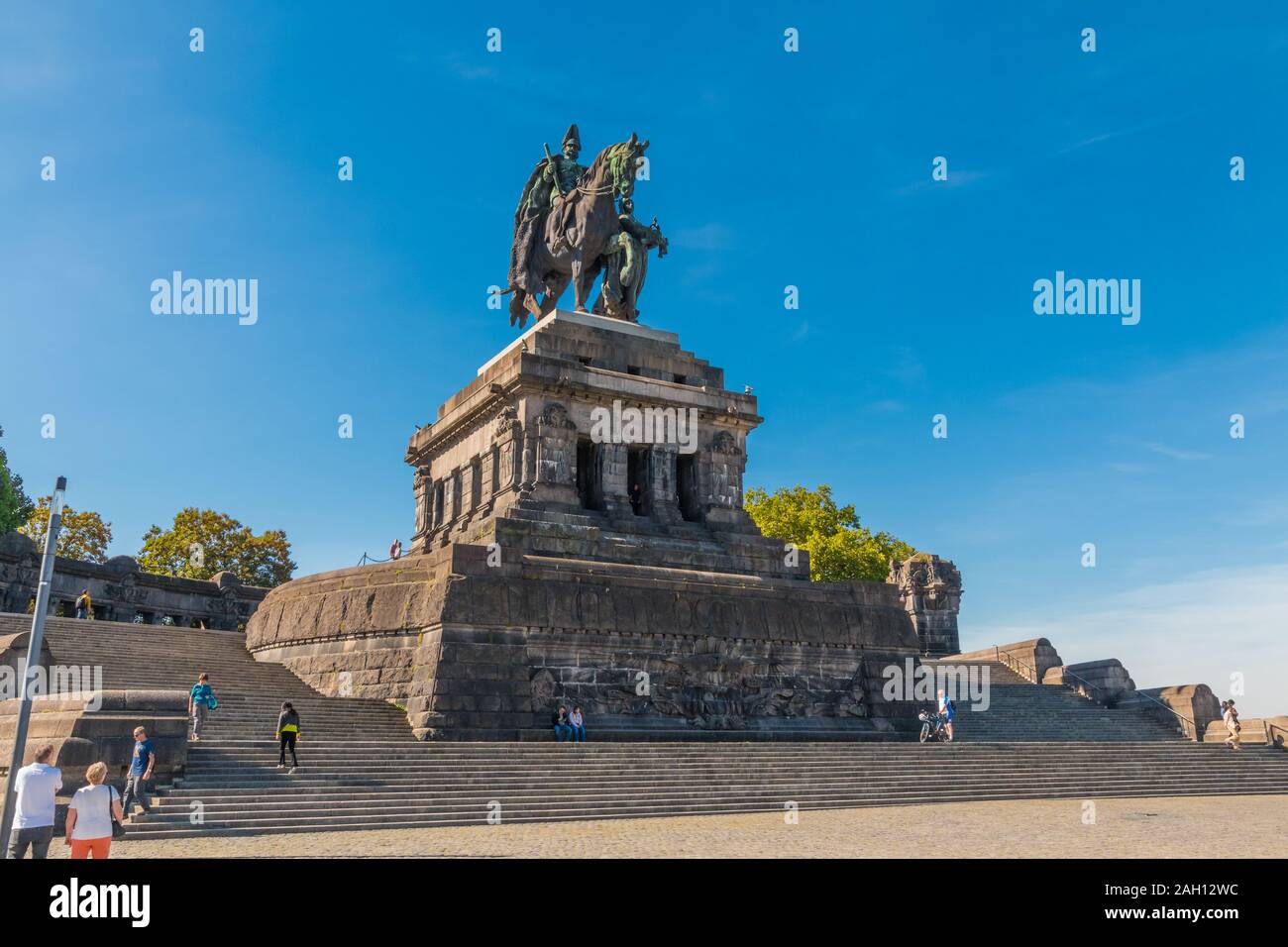 Ottima vista della monumentale statua equestre di Guglielmo I, un punto di riferimento e una popolare destinazione turistica di Coblenza, Germania su un bellissimo autunno... Foto Stock