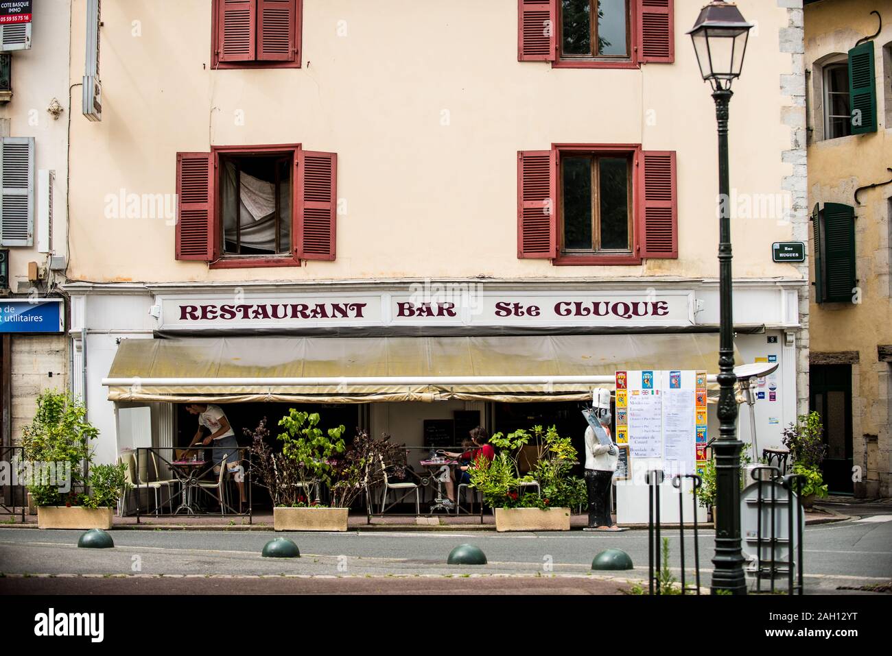 Persone seduti sulla terrazza di fronte ad un piccolo bar nel sud della Francia Foto Stock