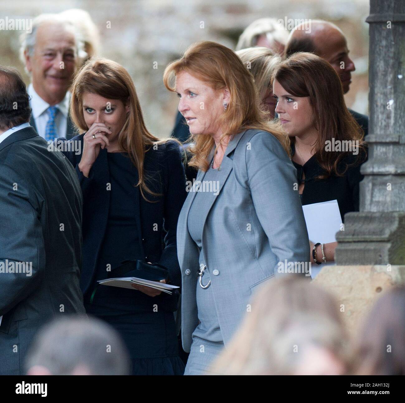 Il principe Andréj Duca di York con la duchessa di York, della principessa Beatrice e Eugenie e il Primo Ministro David Cameron che frequentano un memoriale di servizio alla Chiesa di Santa Maria, Adderbury per Christopher scisto partito Tory circoscrizione presidente. Shale è morto di un attacco di cuore al Glastonbury Festival nel 2011. Foto Stock