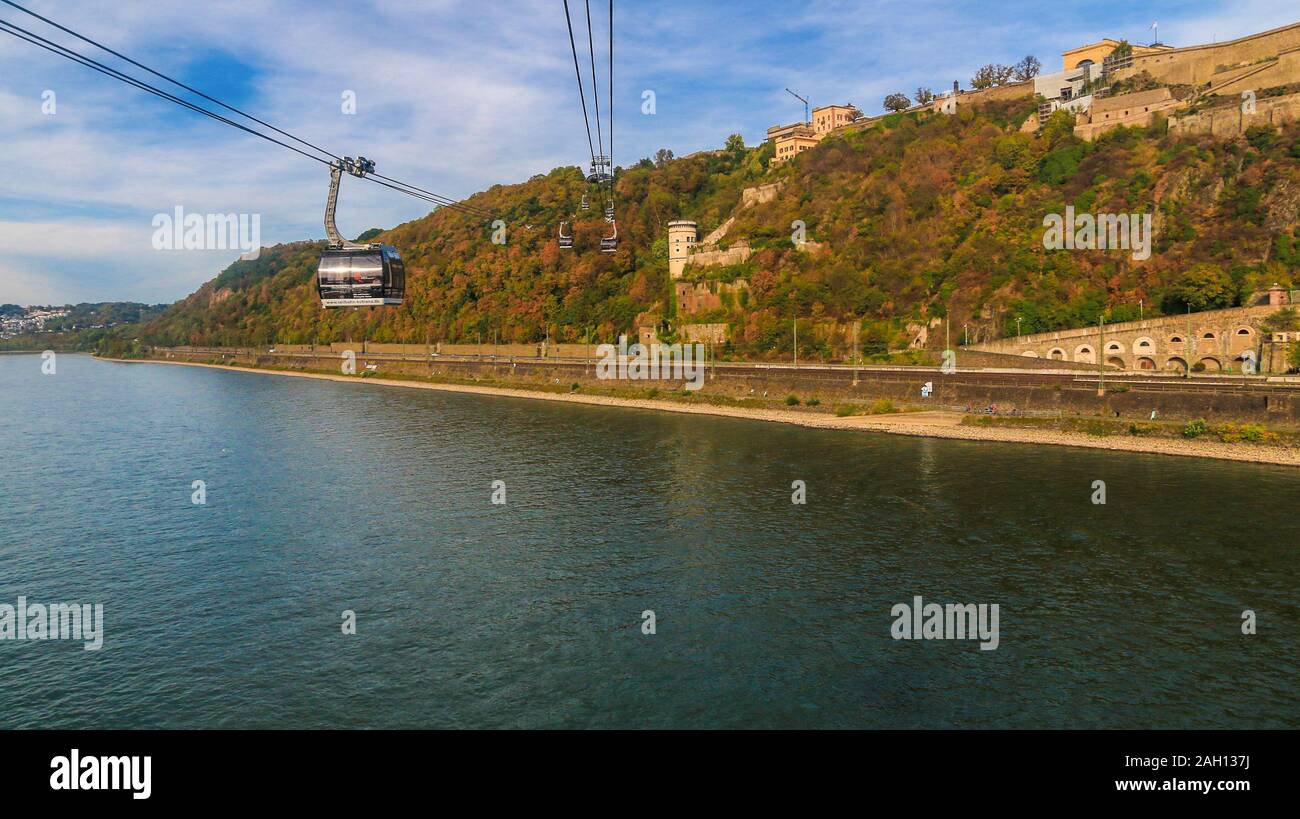 Vista perfetta della famosa fortezza Ehrenbreitstein sulla riva orientale del Reno con la funivia di attraversare il fiume a Koblenz, Germania su un... Foto Stock
