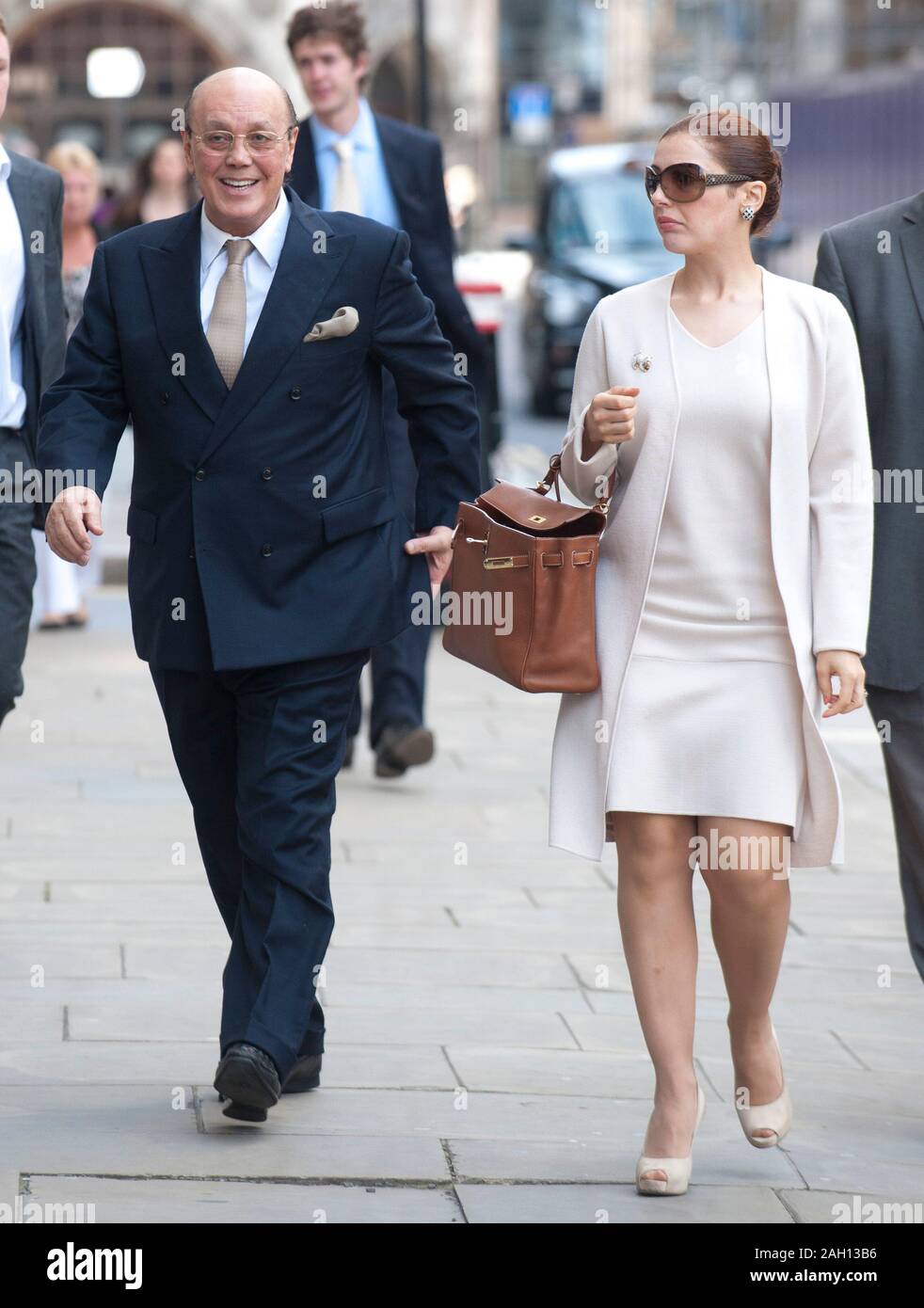 Ex Polly Peck chief exec Asil Nadir e sua moglie Nur presso la Old Bailey a Londra dove il giudice ha dichiarato che egli dovrà affrontare accuse di frode. Foto Stock