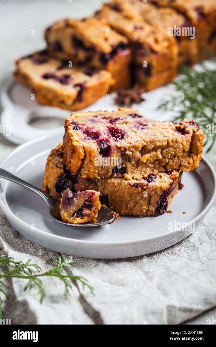 La zucca (patata dolce), torta di frutta con frutti di bosco. Sano cibo vegan concetto. Foto Stock