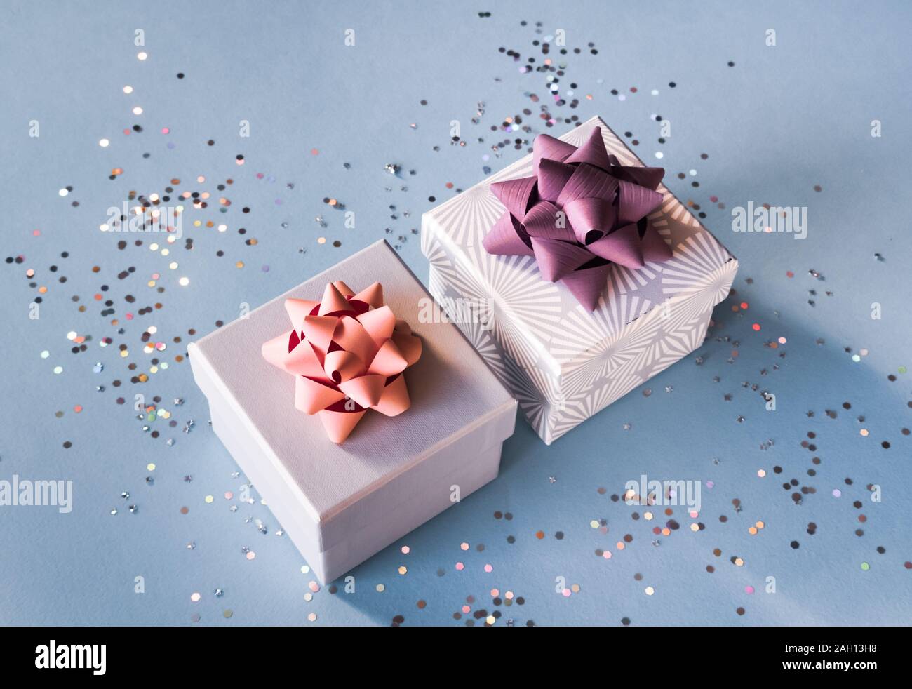 Confezioni regalo su sfondo blu. Foto Stock