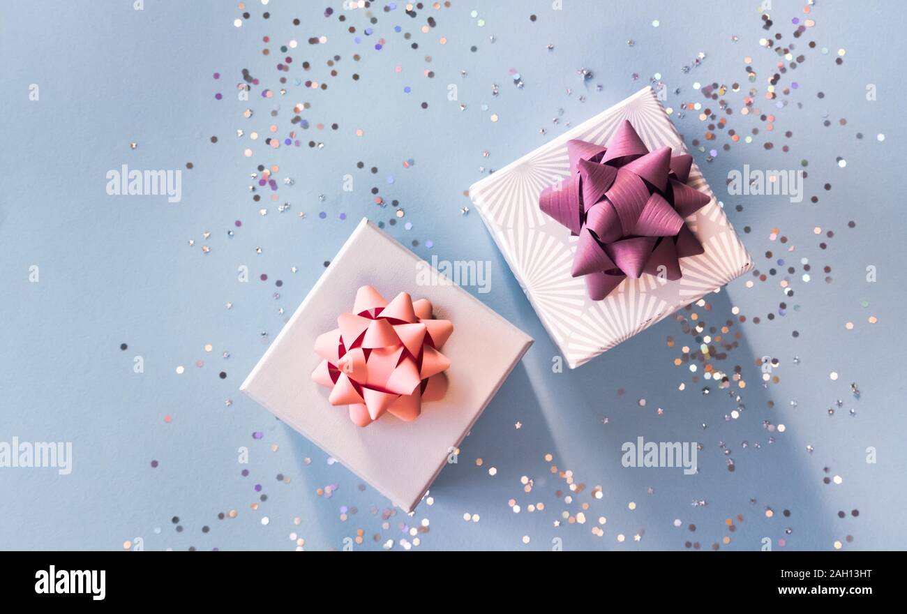 Confezioni regalo su sfondo blu. Foto Stock