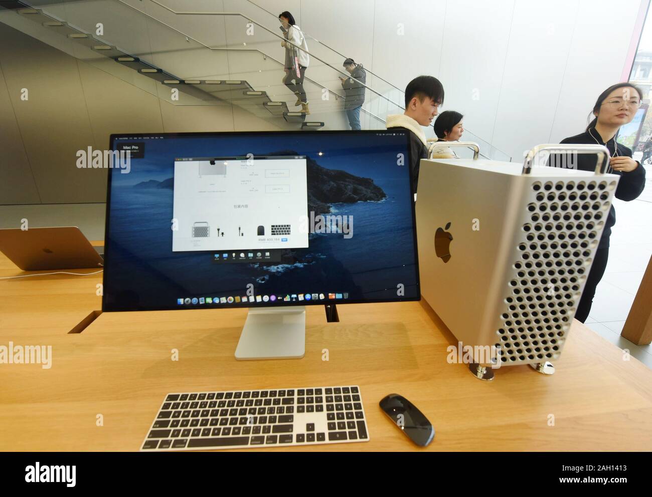 Un nuovo Apple Mac Pro computer desktop e di un Apple Pro Display monitor XDR sono in mostra presso un negozio Apple Store in Hangzhou, est della Cina di Zhejiang P Foto Stock