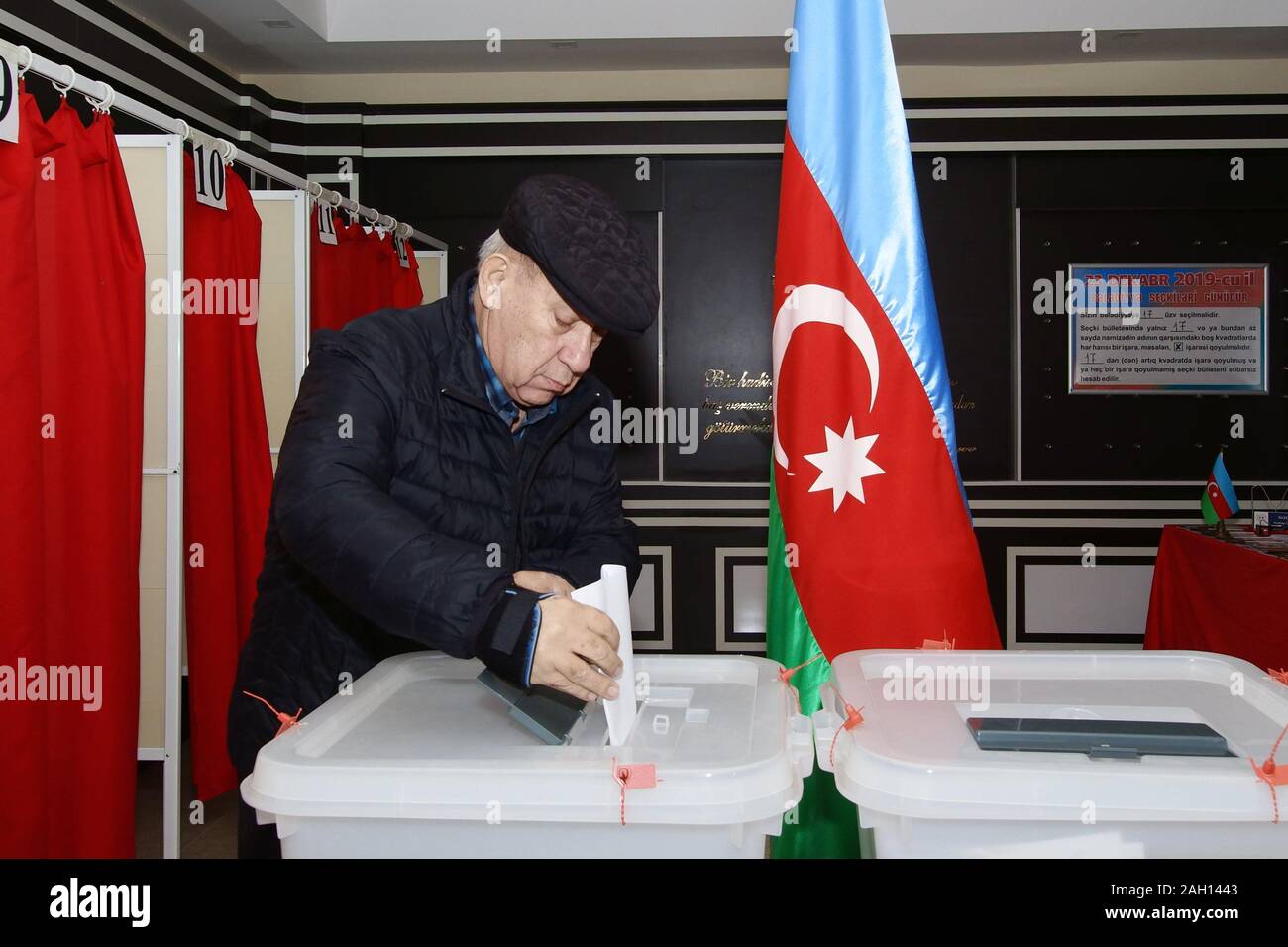 Baku in Azerbaijan. 23 Dic, 2019. Un uomo getta il suo voto in corrispondenza di una stazione di polling a Baku, in Azerbaijan, Dic 23, 2019. I seggi elettorali aperti in Azerbaigian nelle prime ore del mattino di lunedì per le elezioni comunali in del Caucaso del sud paese. Credito: Tofik Babayev/Xinhua/Alamy Live News Foto Stock