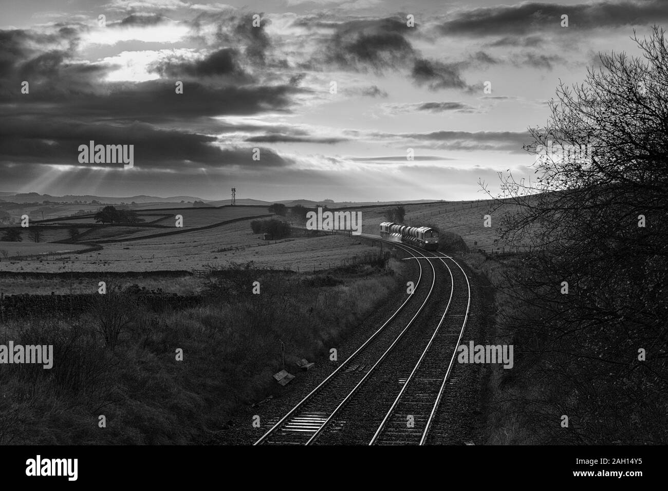 2 Direct rail Services class 66 locomotive tira una rete ferrovia cannone ad acqua treno a Clapham (Yorkshire) trattare con foglie sulla linea Foto Stock
