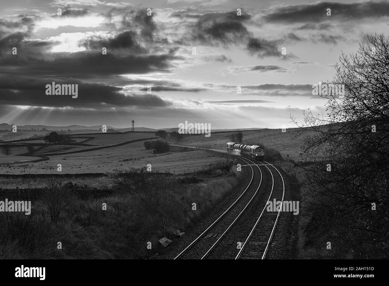 2 Direct rail Services class 66 locomotive tira una rete ferrovia cannone ad acqua treno a Clapham (Yorkshire) trattare con foglie sulla linea Foto Stock