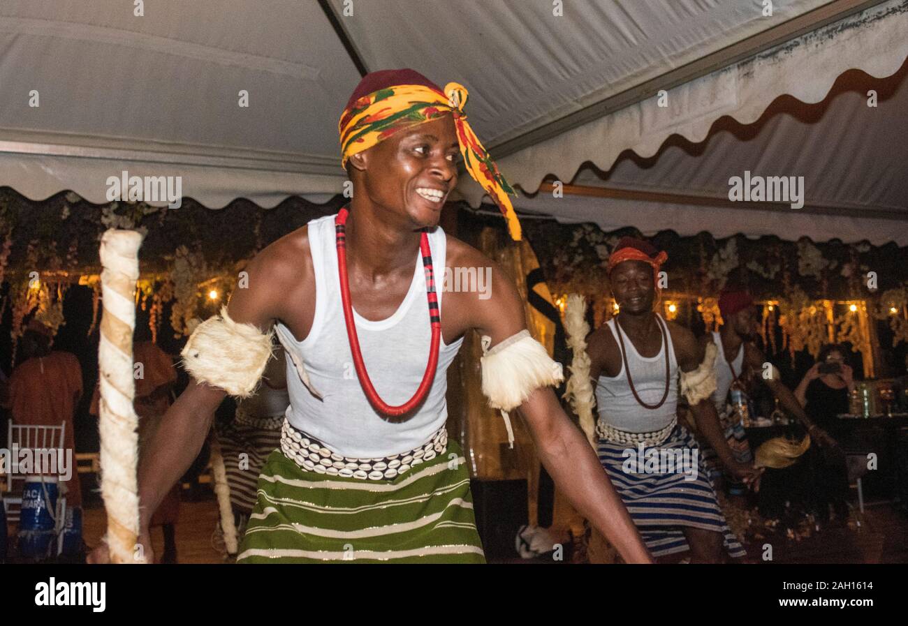 Cotonou; Benin; dance notte; danza; presentazione, danze tribali, cultura africana, Costume, costume africano, Foto Stock