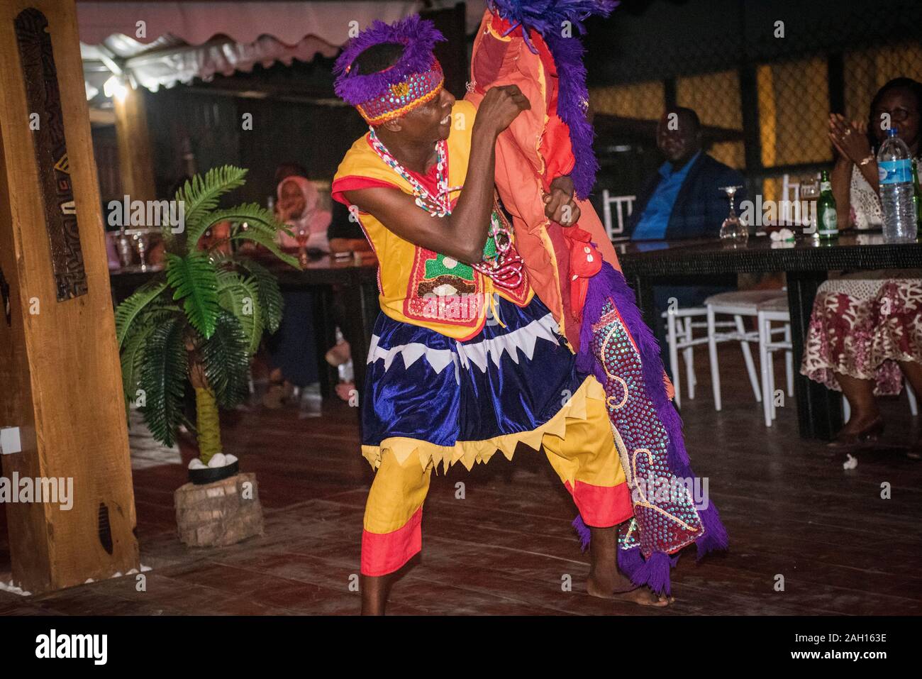 Cotonou; Benin; dance notte; danza; presentazione, danze tribali, cultura africana, Costume, costume africano, Foto Stock