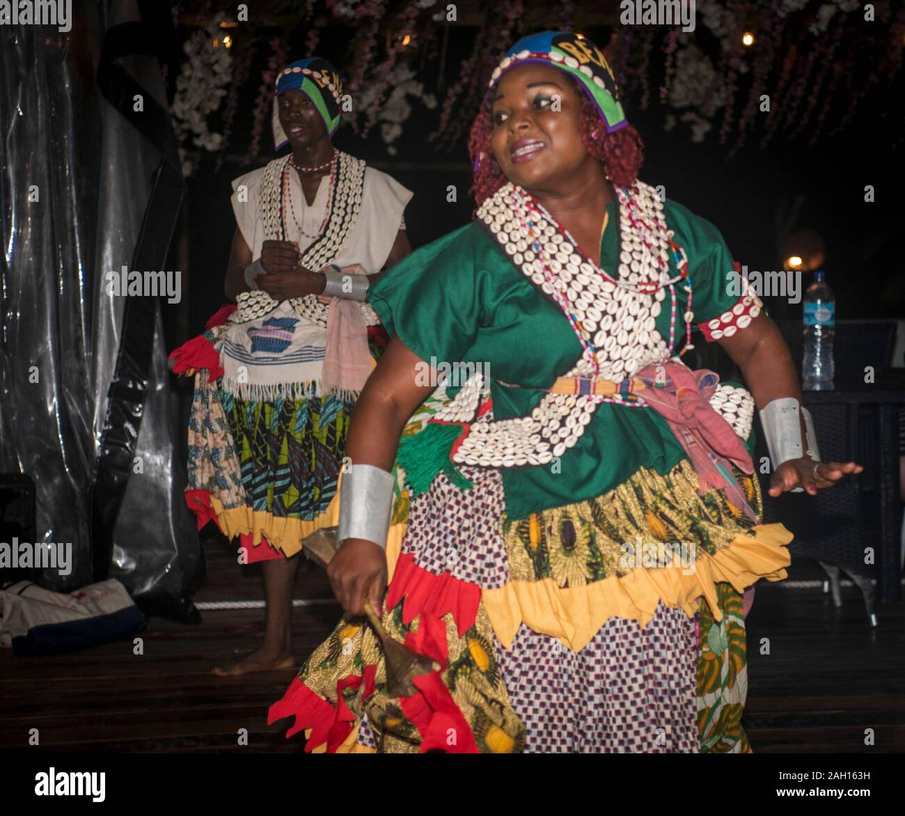 Cotonou; Benin; dance notte; danza; presentazione, danze tribali, cultura africana, Costume, costume africano, Foto Stock