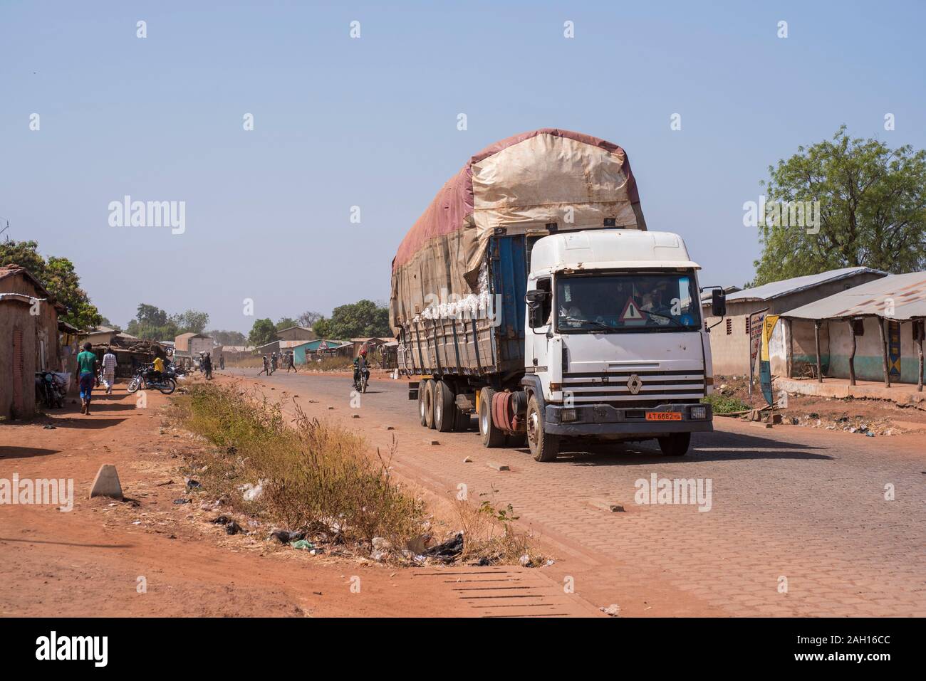 Il Benin, Kandi, lunga distanza carrello, cotone, cotone trasporti Foto Stock