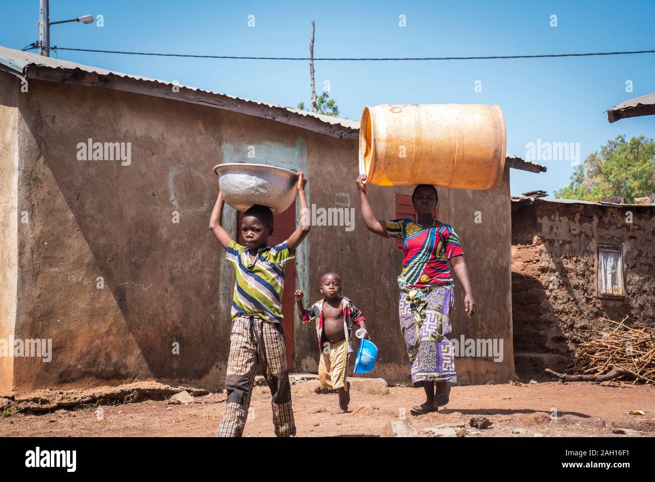 Il Benin, Kandi, donne africane, donna africana, portando sulla testa, equilibrio, passeggiate, Foto Stock