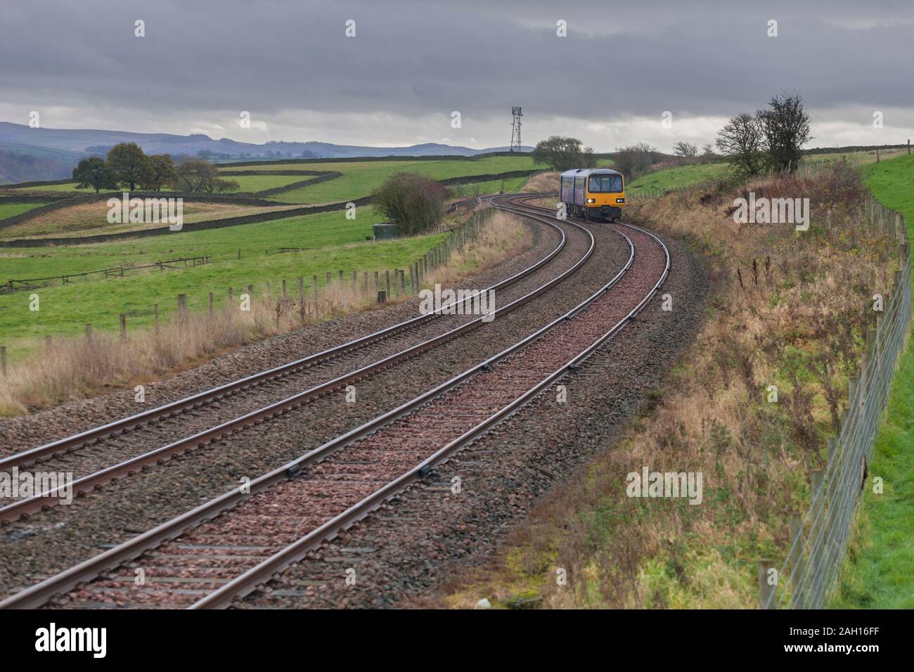 Arriva ferroviaria settentrionale classe 144 pacer 144002 treno Passante Clapham (Yorkshire) sulla Scenic poco a nord ovest della linea ferroviaria Foto Stock