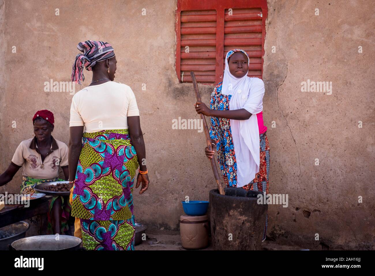 Il Benin, Kandi, donne africane, cottura, martellare, preparazione alimentare, all'aperto, villaggio africano Foto Stock