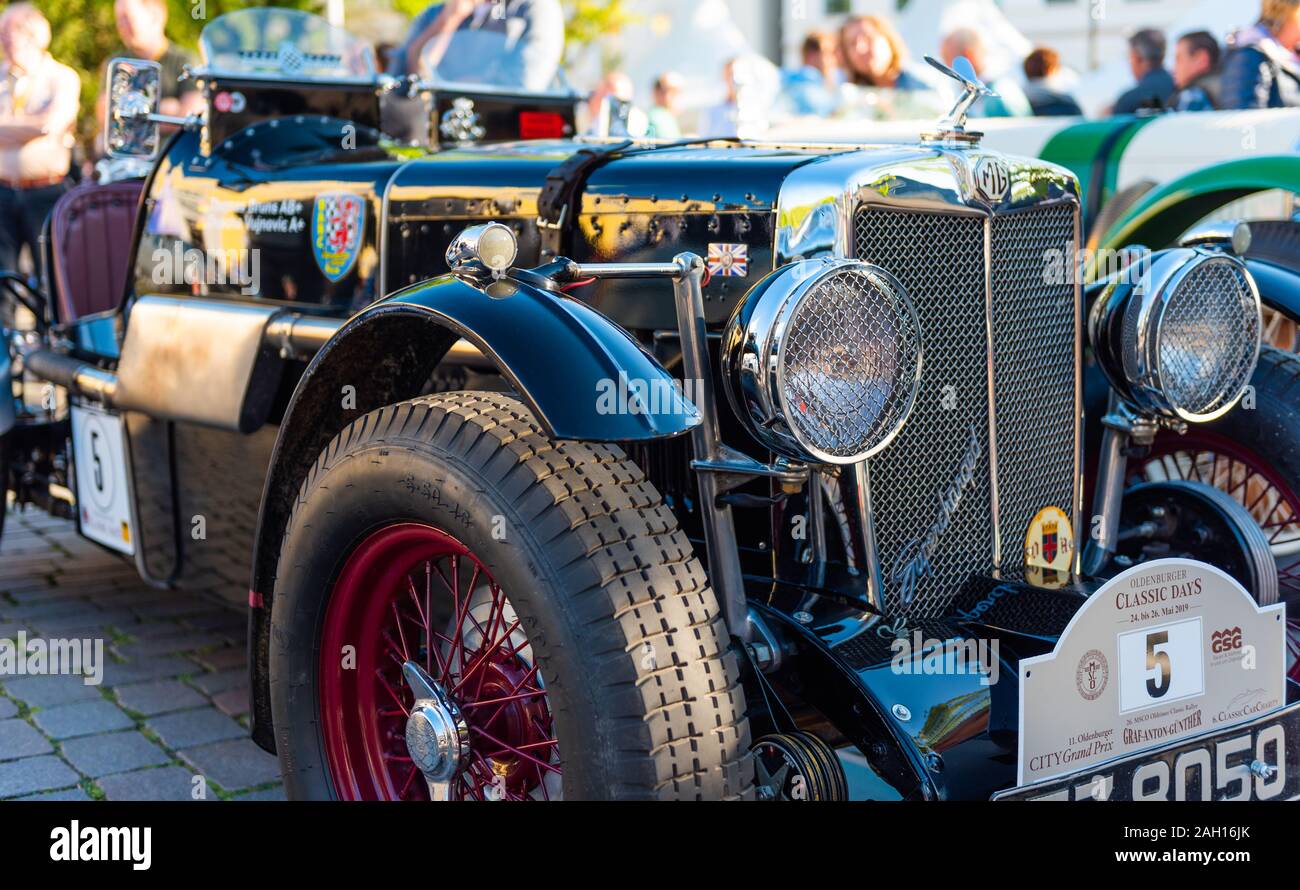 OLDENBURG, Germania - 25 Maggio 2019: Retro marca auto MG, Oldtimer riunione Oldenburg. Con il fuoco selettivo Foto Stock