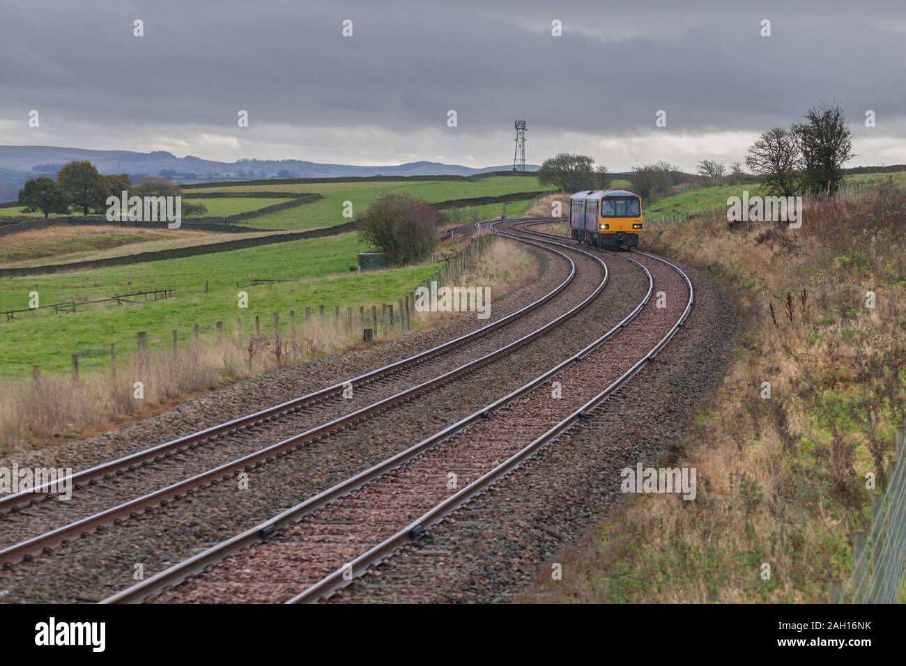 Arriva ferroviaria settentrionale classe 144 pacer 144002 treno Passante Clapham (Yorkshire) sulla Scenic poco a nord ovest della linea ferroviaria Foto Stock