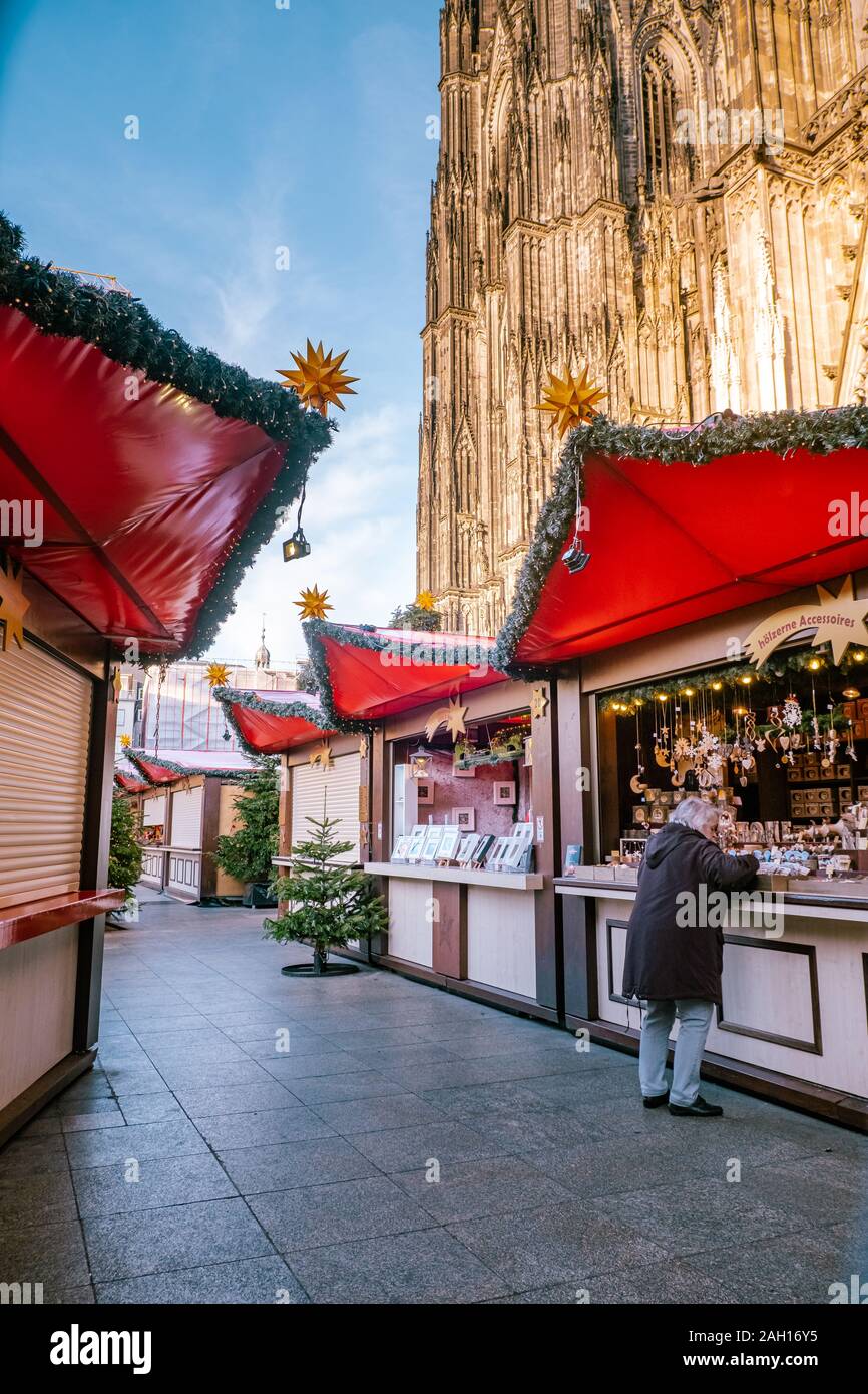 Colonia Germania dicembre 2019, persone al mercato di Natale con la cattedrale di Colonia Foto Stock